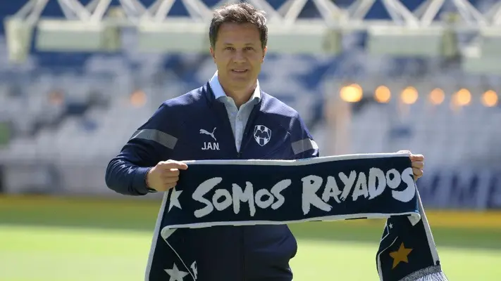 Fichajes bomba, jerseys y pocos resultados: el reclamo de la afición que persigue a Rayados