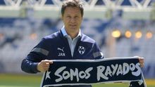 Fichajes bomba, jerseys y pocos resultados: el reclamo de la afición que persigue a Rayados