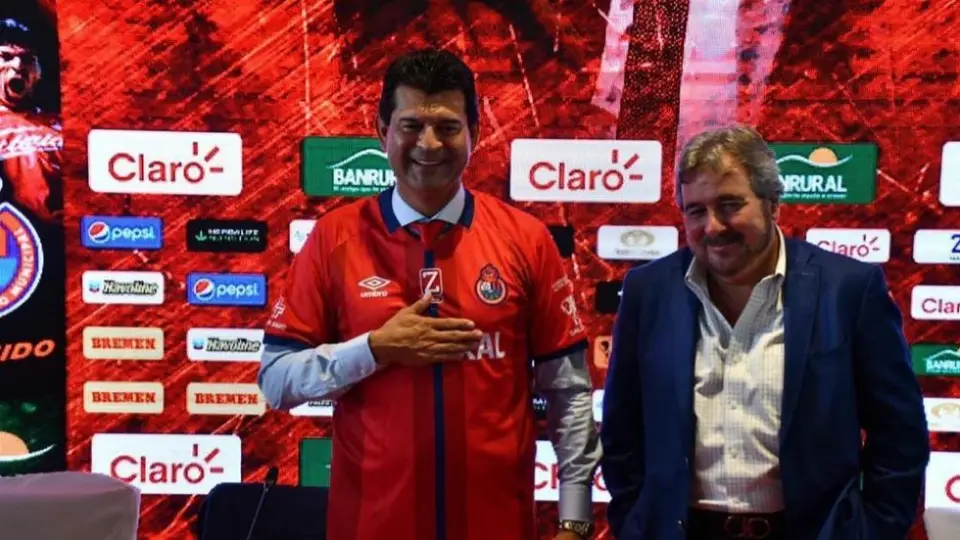 Saturnino Cardozo: Afición de Municipal rechazó la llegada del DT paraguayo