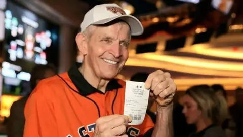 Serie Mundial: Mattress Mack usó carretilla para transportar los 75 millones que ganó apostando