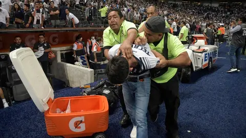 Rayados vs Pachuca: Espontáneo intentó invadir la cancha tras el gol de Avilés Hurtado