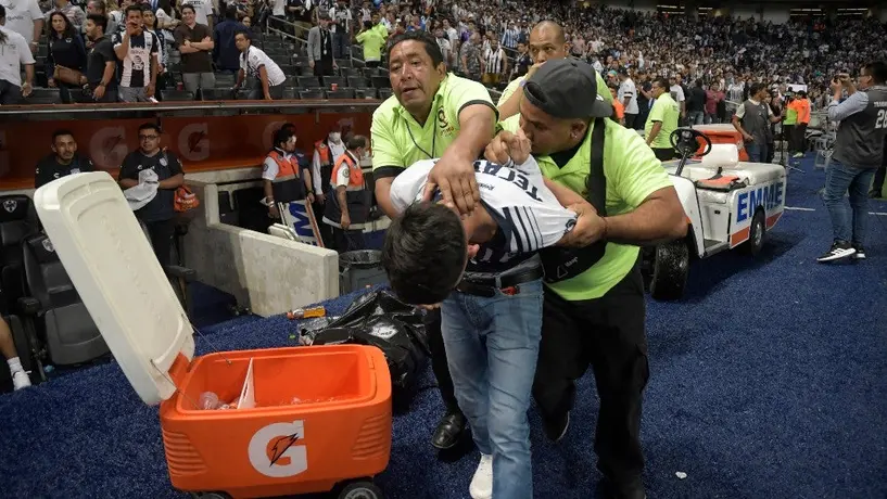 Rayados vs Pachuca: Espontáneo intentó invadir la cancha tras el gol de Avilés Hurtado