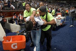 Rayados vs Pachuca: Espontáneo intentó invadir la cancha tras el gol de Avilés Hurtado