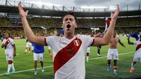 Negro Medina sobre Ormeño entonando el himno de Perú: 'Chivas, eres una mentira'