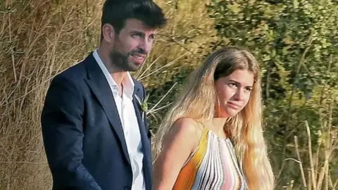 Gerard Piqué: Fue captado besándose con Clara Chía en Camp Nou