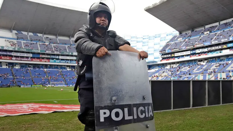 Puebla vs Chivas: Policía convulsionó en el Cuauhtémoc durante el juego