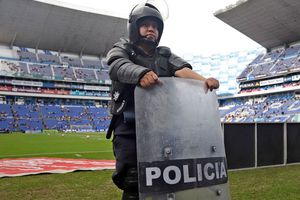 Puebla vs Chivas: Policía convulsionó en el Cuauhtémoc durante el juego