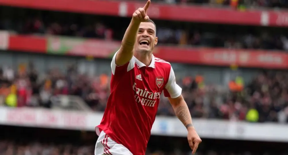 Granit Xhaka festejando un gol con el Arsenal | AP