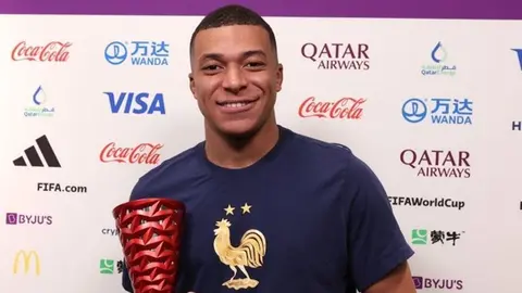 Qatar 2022: ¿Por qué Kylian Mbappé tapa el logo del trofeo de MVP?