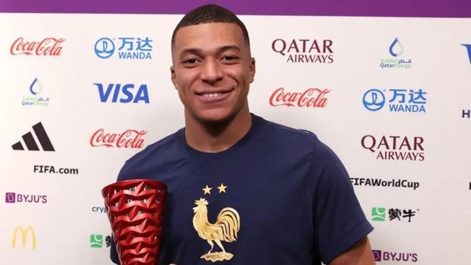 Qatar 2022: ¿Por qué Kylian Mbappé tapa el logo del trofeo de MVP?