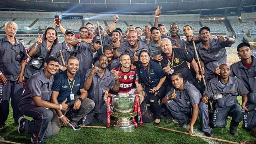 Flamengo: Jugador realizó emotivo festejo con personal de limpieza tras ganar la Copa de Brasil