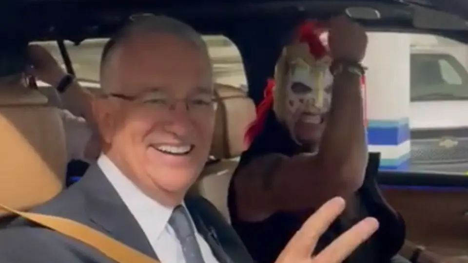 Ricardo Salinas accedió a subirse con el Escorpión Dorado: 'A ver si me regresa vivo'