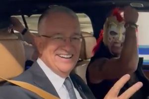 Ricardo Salinas accedió a subirse con el Escorpión Dorado: 'A ver si me regresa vivo'