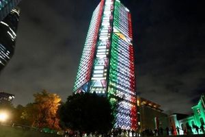 CDMX: Manifestantes escalaron Estela de Luz para colgar mensaje de protesta
