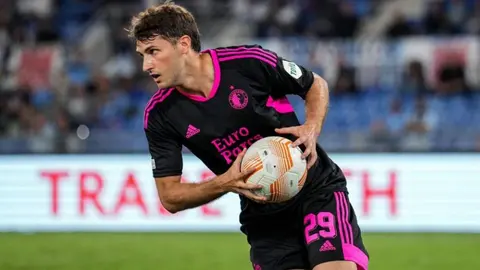 Santiago Giménez: Arregló problemas con el capitán del Feyenoord tras polémica del penalti