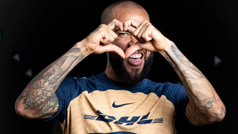 Dani Alves compartió fotografía a lado de Carlos Villagrán, 'Quico'