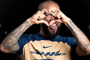 Dani Alves compartió fotografía a lado de Carlos Villagrán, 'Quico'
