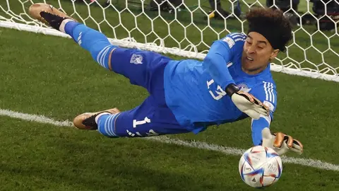 México vs Polonia: Memo Ochoa se convirtió en el héroe tras atajar un penalti de Lewandowski
