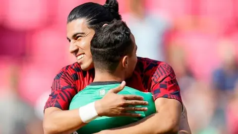 Erick Gutiérrez y Andrés Guardado se encontraron en amistoso del PSV y Real Betis