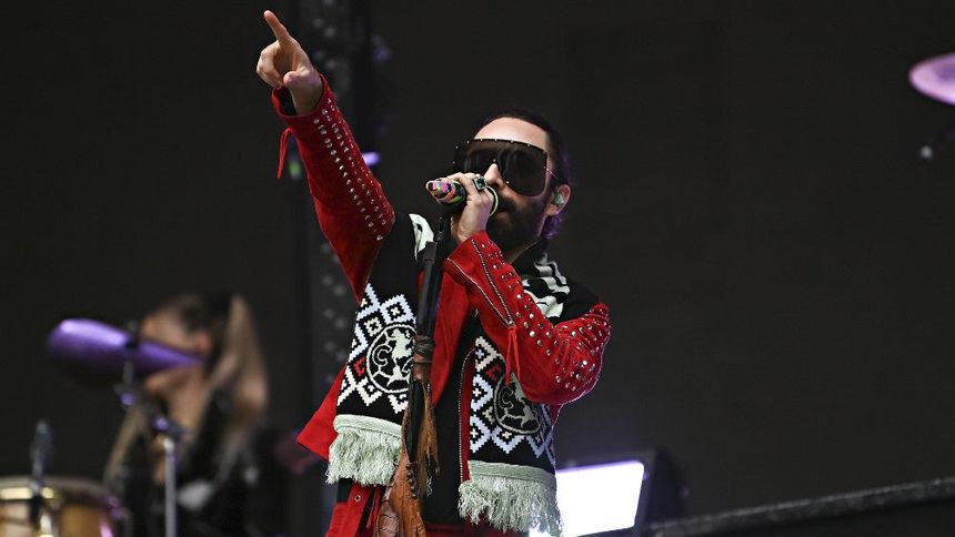 Jay de la Cueva en una presentación de Moderatto durante el concierto en el Estadio Azteca | IMAGO7