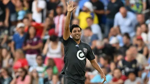 Carlos Vela: Presumió regalo de Andy Ruiz y le deseó éxito en su próxima pelea