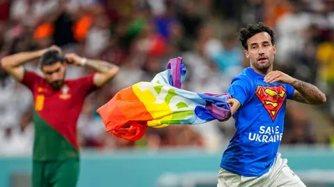 Qatar 2022: Aficionado ingresó a la cancha en el Uruguay vs Portugal para protestar por La Paz