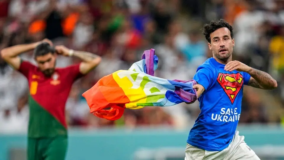Qatar 2022: Aficionado ingresó a la cancha en el Uruguay vs Portugal para protestar por La Paz