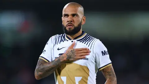 Dani Alves: Evitó a la prensa en su llegada con Pumas a Barcelona
