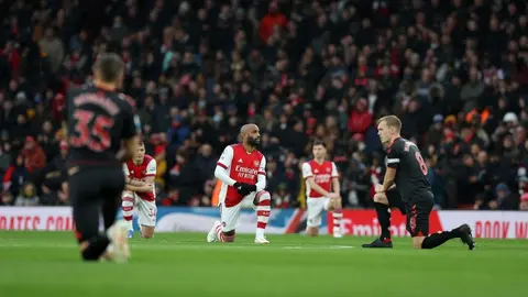 Premier League: Jugadores dejarán de arrodillarse en cada partido