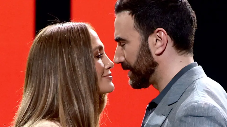 La química entre Jennifer Lopez y Brett Goldstein durante el rodaje de Office Romance alimentó las especulaciones sobre un posible romance. / @jlo