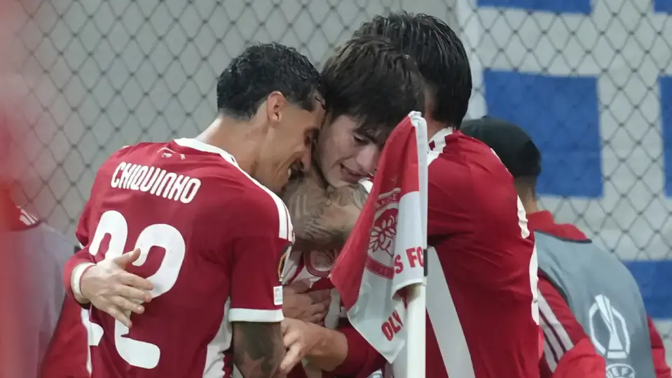 Armando 'Hormiga' González, en festejo de gol con Olympiacos, en Europa League | AP