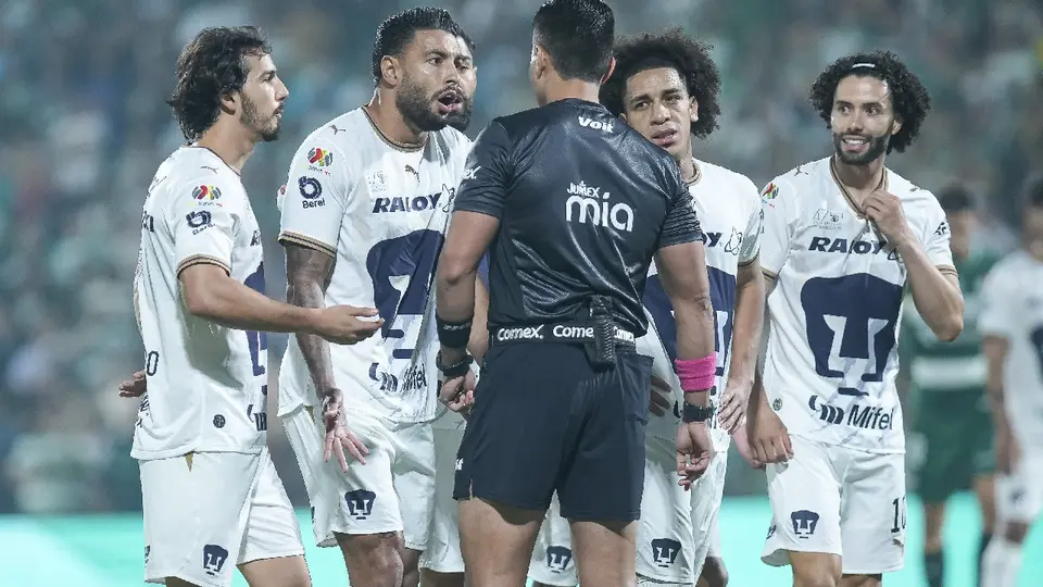 Jugadores de Pumas reclamando penal en contra y roja contra Nathan Silva | IMAGO7