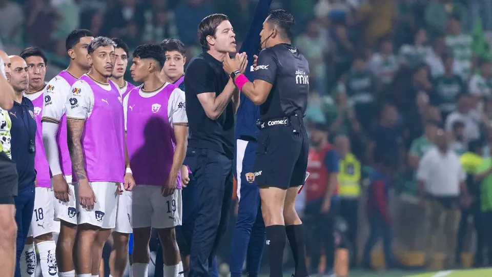 Esteban Solari reclamando la roja y penal en contra de su equipo en el juego ante Santos | IMAGO7