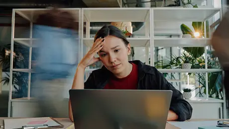 ¿Odias ir al trabajo y terminas agotado? Estas podrían ser señales de burnout