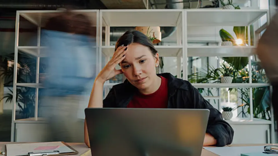 ¿Odias ir al trabajo y terminas agotado? Estas podrían ser señales de burnout