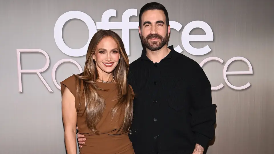 Jennifer Lopez y Brett Goldstein negaron anteriormente estar saliendo, pero una reciente aparición reavivó los rumores. / @jlo