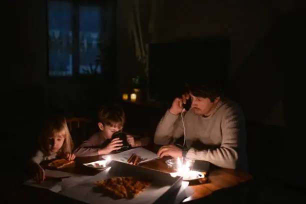 “No tengo vergüenza y no tengo luz” se viralizó en redes sociales./istosck