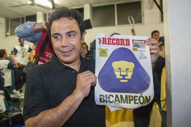 Hugo Sánchez, tras obtener el título del Apertura 2004, al vencer a Monterrey. l MEXSPORT