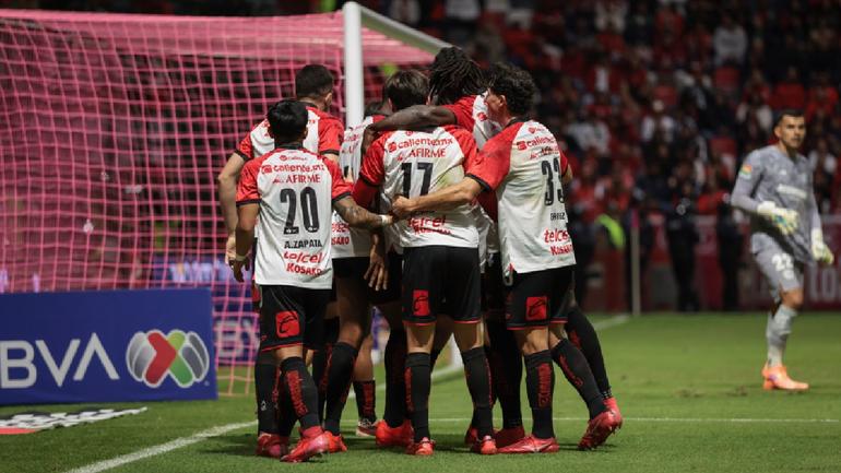 Jugadores de Xolos celebrando su anotación ante Toluca | IMAGO7