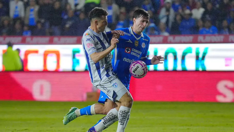 Oussama Idrissi, jugador de Pachuca, disputando un balón ante Agustín Palavecino | IMAGO7