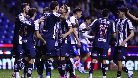 Rayados golea al Puebla en el Cuauhtémoc y se mete en la pelea por la Liguilla