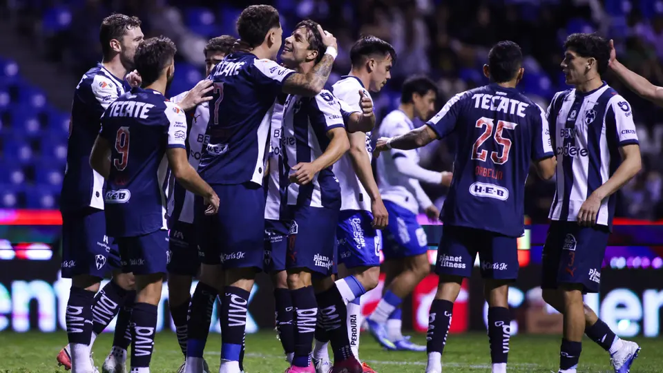 Rayados golea al Puebla en el Cuauhtémoc y se mete en la pelea por la Liguilla