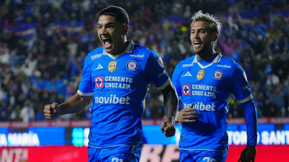 Gabriel Fernández y Gonzalo Piovi en celebración con Cruz Azul | IMAGO 7