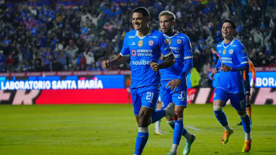 Jugadores de Cruz Azul en festejo de gol con Gabriel 'Toro' Fernández | IMAGO 7