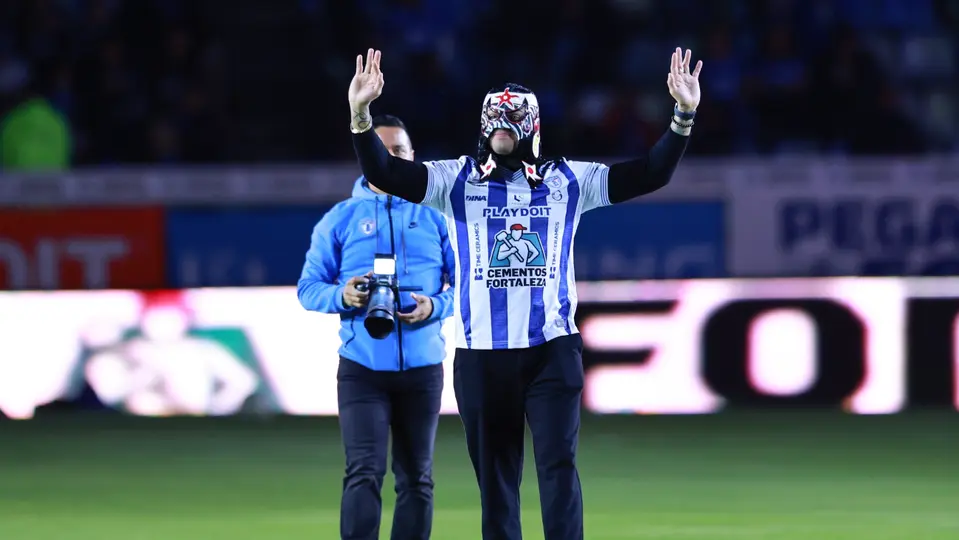 Penta Zero Miedo, luchador de la WWE, con el uniforme de Pachuca en el duelo ante Cruz Azul | MEXSPORT