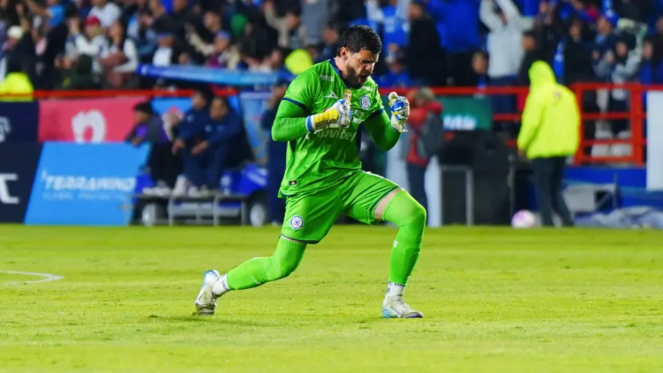 Andrés Gudiño, arquero de Cruz Azul, en festejo ante Pachuca | IMAGO7