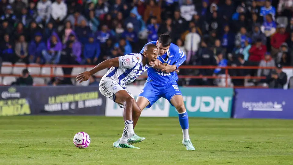 Salomón Rondón y Alan Montes, jugadores de Pachuca y Cruz Azul, disputando un balón | IMAGO7