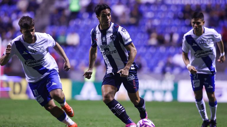 Oliver Torres recibe un pase | AP