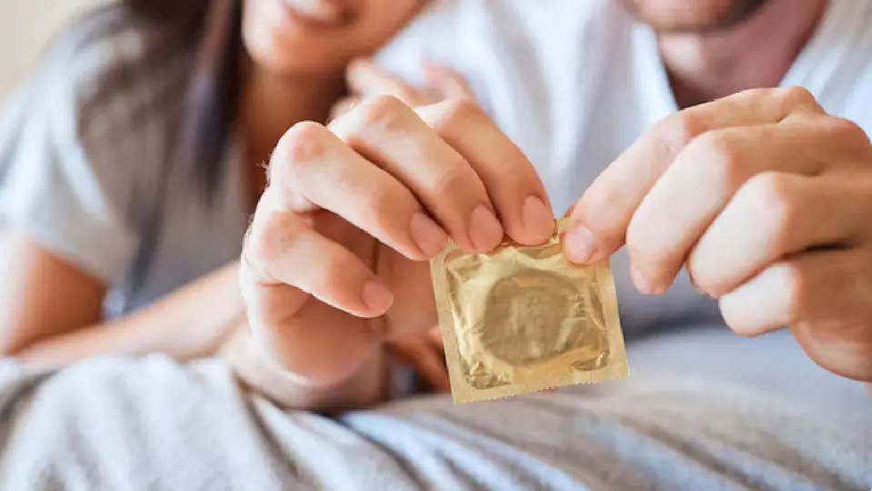 El stealthing se utiliza para describir la práctica de retirar un preservativo sin informar a la otra persona / Especial