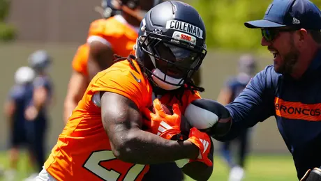 Broncos recuperan al novato corredor Jonah Coleman quien está cerca de volver a reforzar al equipo